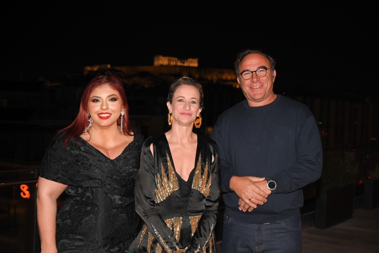 Η Άντα Ηλιοπούλου, Πρόεδρος της διεθνούς πολιτιστικής κίνησης Le soleil Foundation, η εικαστικός και ακτιβίστρια Leah Wood και ο Πέτρος Κόκκαλης